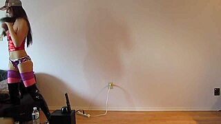 Sexy amateur girl shows off her body and gets wild in provocative action!