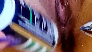 Duşta kıç tıpaçlı tıraşlı kadın