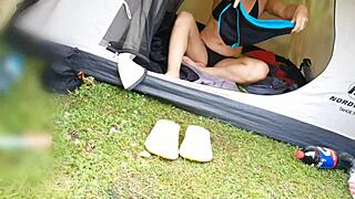 Welche Geheimnisse enthüllen sich beim Campen mit Stiefmutter? Ihre dreckigen Sohlen und Fußfetisch entfachen ein wildes Sex-Tape!