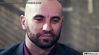 Gwen Vicious dobi grobo dvojno penetracijo od ravnatelja in učitelja v hardcore analni sceni