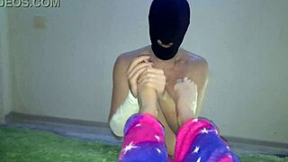 Pred spaním maskovaný otrok dáva dominatrix Nika zmyselnú masáž nôh pre krásne nohy s červenými nechtami