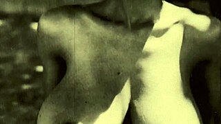 سوداوات ريترو يستمتعن بزبوب بيضاء كبيرة