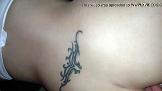 Jeg blir så kåt av å se min sexy kone komme hardt mens hun tar den store kuken i doggystyle