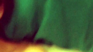 Přivádí ho k dostříku na obličej hračkama