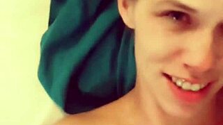 Přivádí ho k dostříku na obličej hračkama