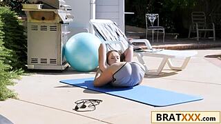 Tipul de fitness face flotări și fute vecina micuță tânără