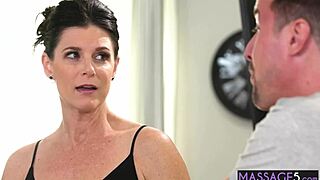 Счастливчик балдеет от эротического массажа похотливой зрелки