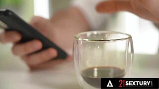 Kis barna Darcy Dark farkat akar szűk seggébe