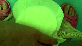 Tummahiuksinen jää kiinni pissailusta kuukautisten aikana, vaihtaa siteen lähikuvassa vessassa