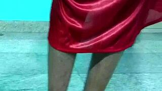 Squirter sexy vitregă prinsă masturbându-se cu jucării, apoi fată excitată se alătură pentru distracție lesbiană cu pule uriașe