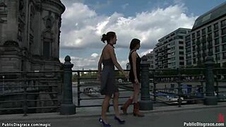 Proč je ta německá holka svázaná a ponižovaná na veřejnosti s obrovským ptákem?