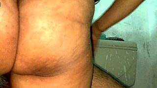 أخت زوج شابة تُضرب بقوة في الحمام أسلوب ديسي