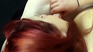 Пухлая рыжая ББВ с большими сиськами и жопой сосет хуй незнакомца на вебкамере