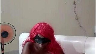 فتاة سوداء مراهقة تتمايل في بيئة الغيتو