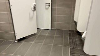 Tre sexede piger prøver skørter uden trusser i vores studie-haul