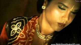 이 수줍은 인도녀가 왜 이렇게 섹시하게 옷 벗는 거야?