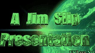 熟女のイギリス看護師が病院制服でレズをクンニ