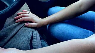 Парень едет с маленькой 18+ девчонкой в машине