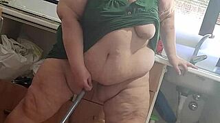 Coolmarina madura stops chores to fuck 😈