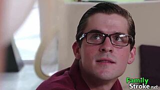 Abang tiri nerdy facial adik tiri dalam scene FamilyStroke liar