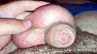 Amaterski kurac velikega kurca se pohvali z masivnim orodjem v domačem posnetku. Glej, kako dominira v vsaki sceni s surovo močjo.