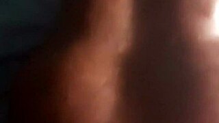 baiser ses deux jouets