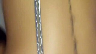 cadela na coleira serve o macho com o cu