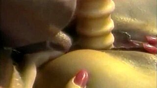 Hey, mau oles minyak bokong Asia bagus ini sebelum selip dalam dengan kontol keras?