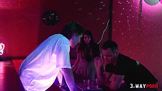 פעולה אינטנסיבית של שלישייה עם ג'ודי ג'יימס השחורה