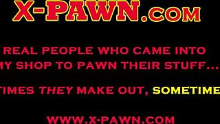 Jeg ser pen jente bli naglet av hornete pantelåner