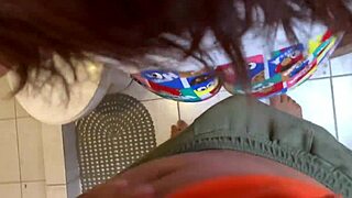 mi hermanastro me culea en el baño 😏