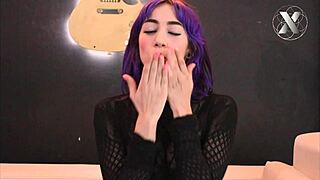 Priatelia v bisex orgii lížu riť a cucú kokot s divokým nadšením v amatérskom štýle