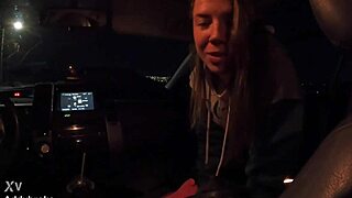 여자가 차에서 낯선 자지 빨고 정액 다 삼켜!