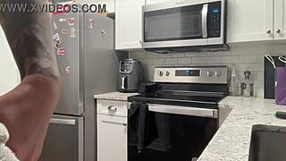 Sjekk ut denne unge 18+ thugen som twerker på kjøkkenet 😍