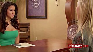 دعنا نغوص مع جو وكريستن في مداعبة ساخنة في المسبح!