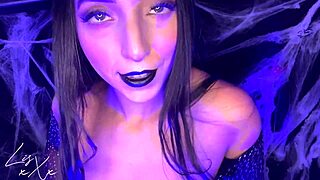 Halloween Lis XXX hraje čarodějnici, masturbuje k orgasmu na prsa a kundičku