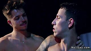 Pembina badan gay telan batang raksasa tanpa kondom, lawan terbuka jadi anal liar tengah malam