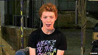 Twink pelirrojo sumiso Avery Monroe aguanta nalgadas y juego anal