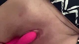 Glej, kako večkrat squirta v tej solo seji orgazmov