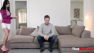 Crystal Rush megvesztegetős MILF történetben főszereplő