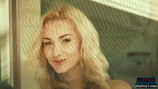 Dar bedenli Rus sarışın genç 18+ çıplak soyunuyor, vay be!