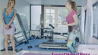 Natural bombshell Lena Paul gets rimmed before face sitting