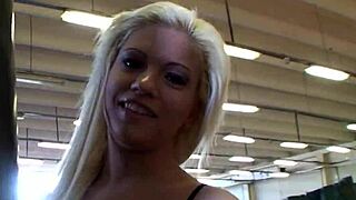 חמודות בהיאבקות מרגישות עונג אינטנסיבי בצעצוע כוס בזירה של אגרוף