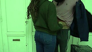 follo al repartidor y se corre adentro sin condon