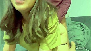 Gadis Thailand dengan pantat besar dikrempai keras! Wah, erangannya gila!