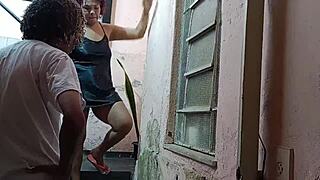 casada oferece sexo ao pedreiro por desconto