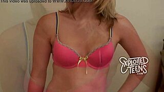 Uskyldig 18-årig blondine gir sin første blowjob på college