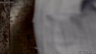 Maskovaný pán tvrdý výprask svojej zviazanej brunetnej otrokyne