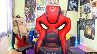 sexy teen gamer flashes boobs and ass online