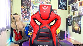 sexy teen gamer flashes boobs and ass online